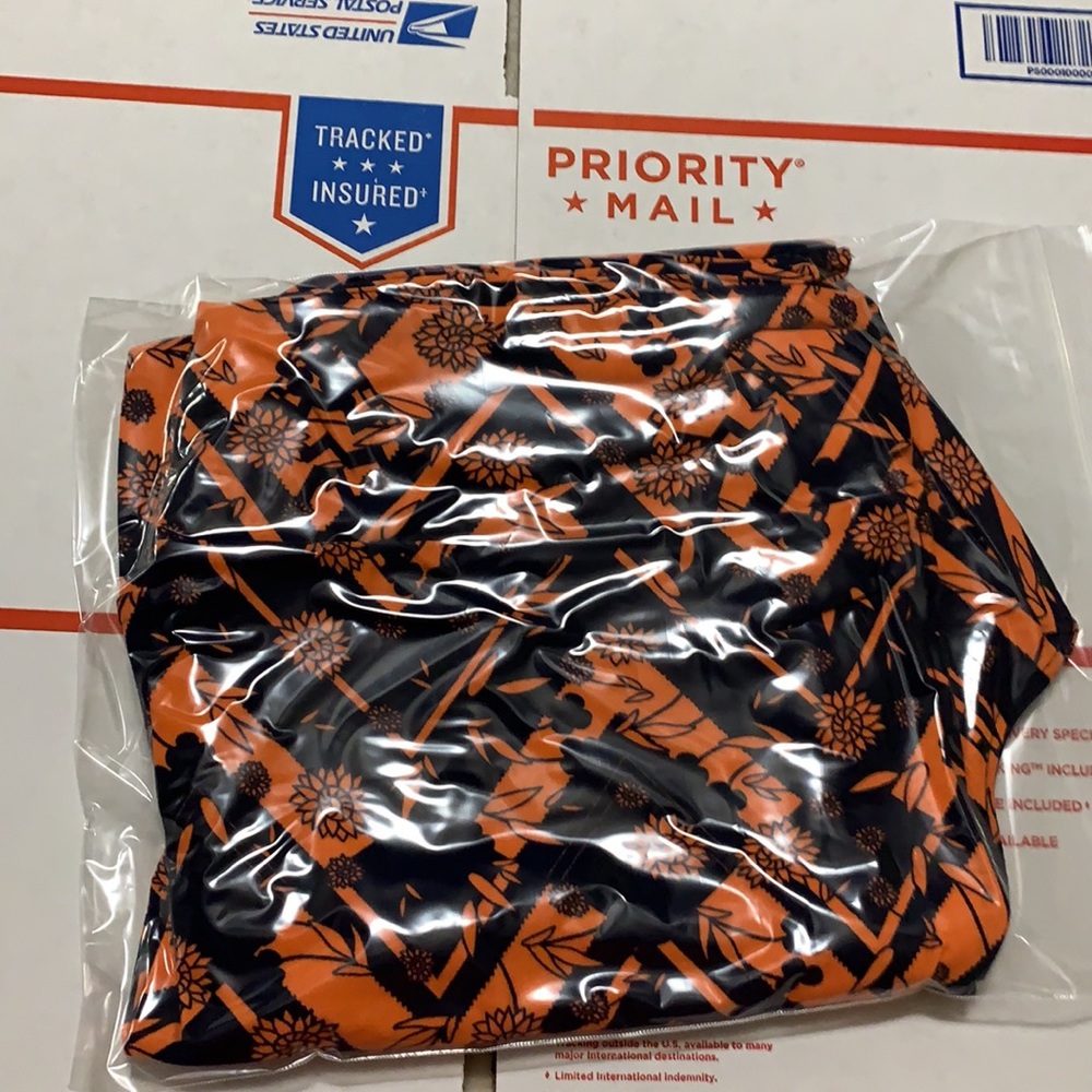 TC2 LuLaRoe leggings New with out Tags - Picture 7 of 7